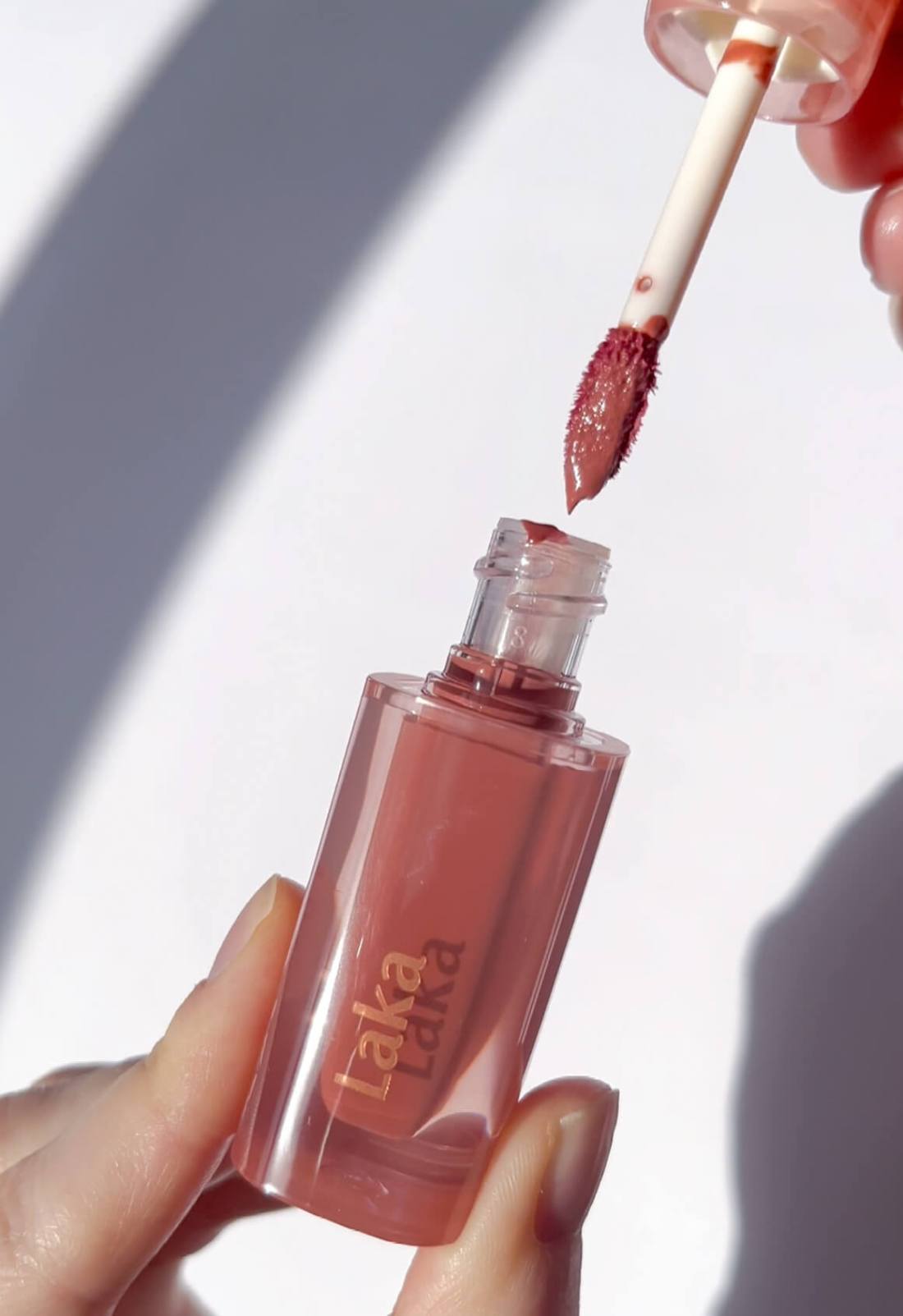 Laka Jelling Nude Gloss packaging and applicator